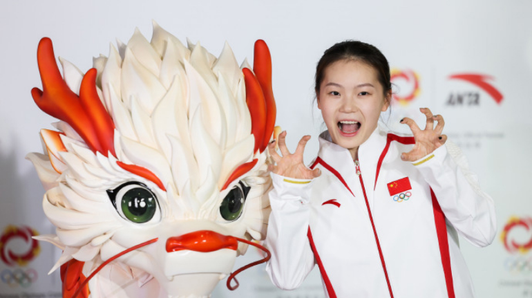 冠军龙服将闪耀2024巴黎奥运会，中国体育代表团领奖装备是洋气还是土气？